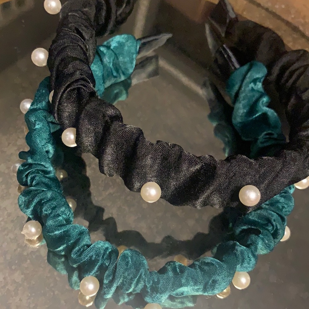 Headband.